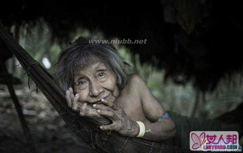 亚马逊部落女人 亚马逊原始部落人们过着衣不蔽体的古老生活