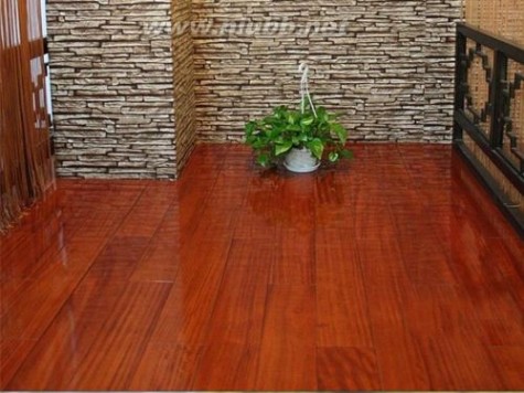 多层实木复合地板 怎样判断多层实木复合地板的耐磨损性能及加工精密度