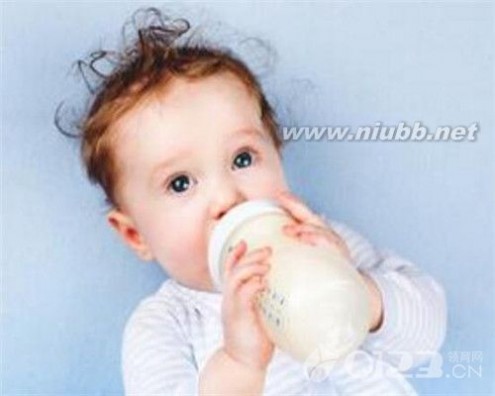 如何给婴儿冲奶粉 给宝宝冲奶粉的5大误区！宝宝冲奶粉水温多少度最好？