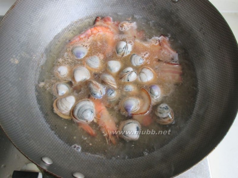 涓涓小厨 腊味海鲜汤的做法，腊味海鲜汤怎么做好吃，腊味海鲜汤的家常做法