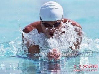 游泳对于人体健康的好处非常多 可以增强男人性功能 游泳运动的好处