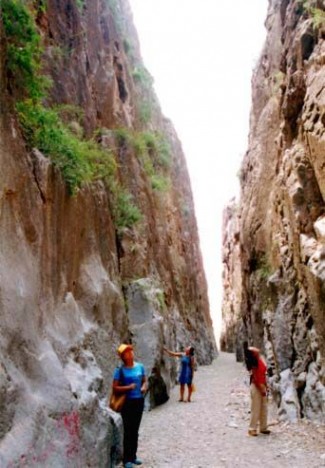 甘德尔山奇峡谷（一线天）图片