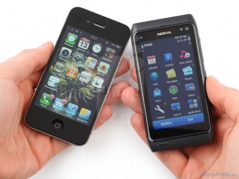 Nokia-N8-vs.-an-iPhone