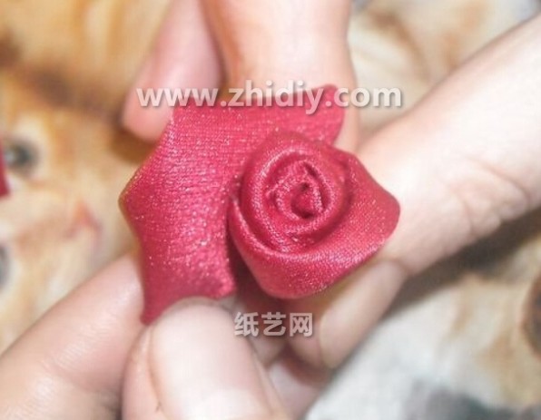 手工制作丝带玫瑰花 布艺丝带玫瑰花的手工制作教程图解