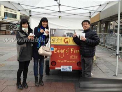 美国女孩卖煎饼果子 美国姑娘西雅图摆摊卖煎饼果子 一套要七八美元