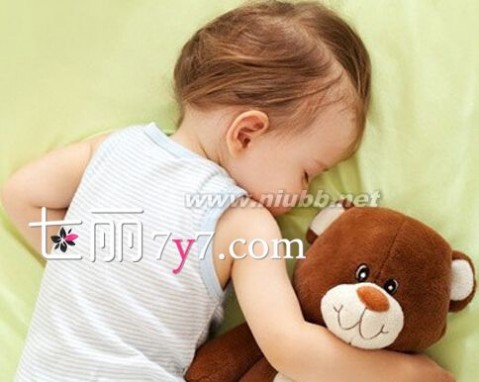 1岁宝宝睡觉打呼噜的危害大 家长不容忽视_婴儿睡觉时打呼噜