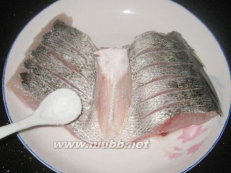 海鲈鱼的家常做法 清蒸海鲈鱼的做法，清蒸海鲈鱼怎么做好吃，清蒸海鲈鱼的家常做法
