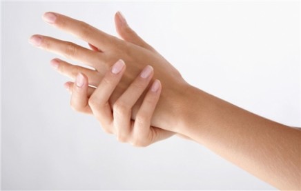 手干裂 手干裂是什么原因 看看是什么让你的手变干裂