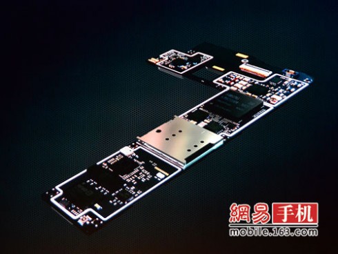 魅族MX2的PCB电路板做工精致