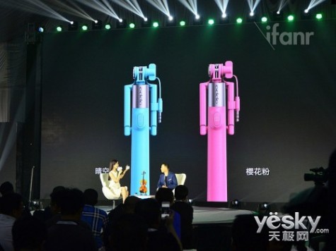 oppo北京发布会推出粉红色、蓝色自拍杆