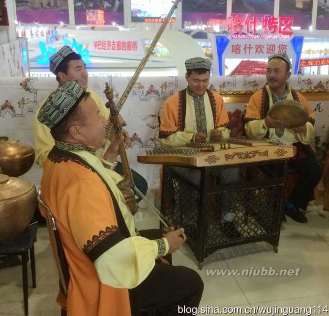 喀交会 实拍:"喀交会"上欢快的维吾尔族老汉(图)