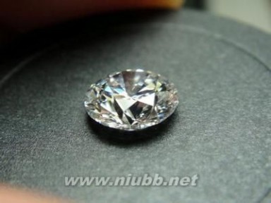 水晶钻石 锆石是什么，锆石和钻石的区别，锆石和水晶的区别