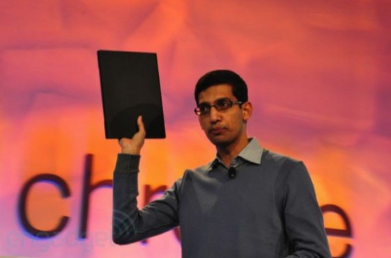 皮采正在展示运行Chrome OS系统的笔记本