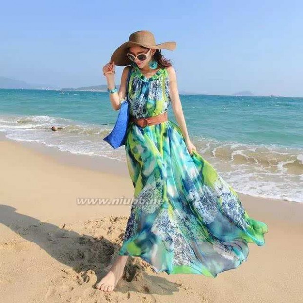印花长裙 去海边别再穿印花长裙了，穿成这样更漂亮！
