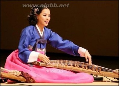 伽倻琴 【世界民间乐器大赏——伽倻琴】朝鲜半岛的朝鲜筝，伽倻国王仿制汉筝制成的伽倻琴