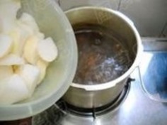 火锅的做法 香辣红油牛肉火锅的做法 在家享受美味香辣牛肉的味道