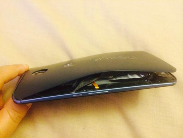 吓尿了！Nexus 6被曝出现电池严重鼓包爆炸