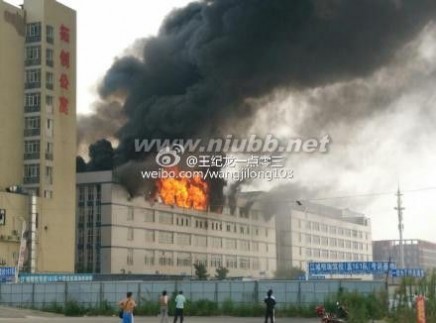 武汉一产业园厂房发生火灾 100余名官兵到场处置_姝︽眽 鐏?伨