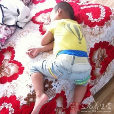 宝宝睡觉踢被子 五大原因导致孩子睡觉爱踢被子