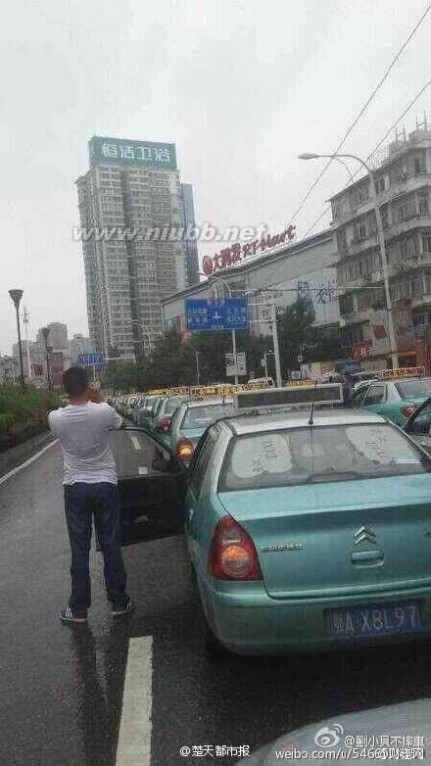 武汉出租车游街 武汉出租车集体缓行游街 疑似抵制