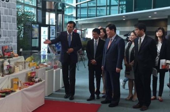 5月18日韩国首脑陪同马云看韩国国家馆商品