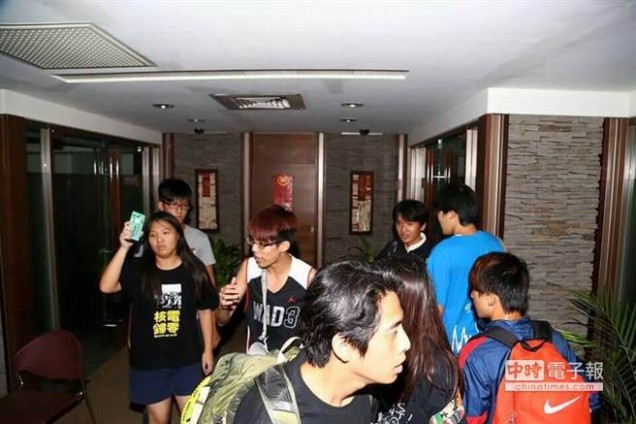 台湾教育部 反课纲微调中学生攻占台湾“教育部”24名学生被捕