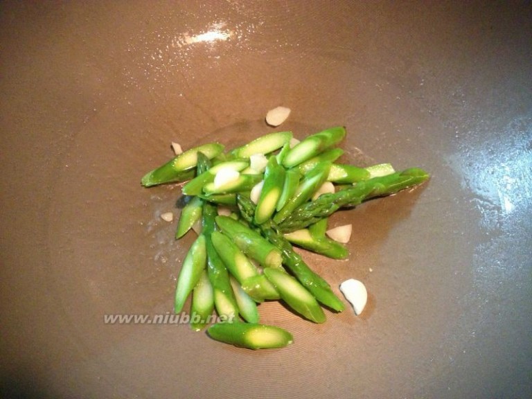 芦笋的吃法 清炒芦笋的做法,清炒芦笋怎么做好吃,清炒芦笋的家常做法