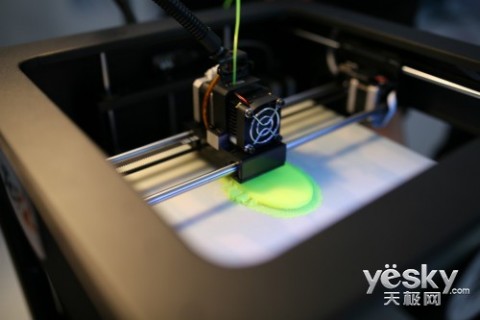 3D打印机首次亮相网博会可当场“克隆”自己