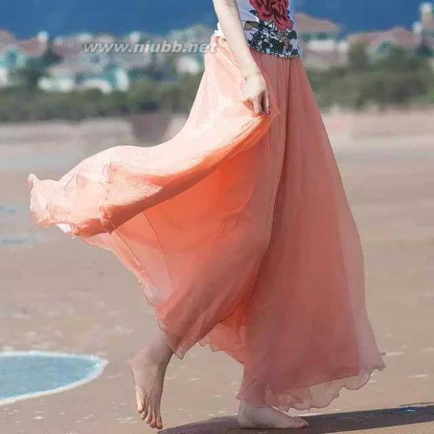 印花长裙 去海边别再穿印花长裙了，穿成这样更漂亮！