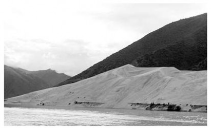 江中游 图为雅鲁藏布江中游宽谷的爬升沙丘，读图完成题。小题1:该沙丘位于A．冲积扇B．洪积平原C．三角洲D．