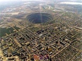 米尔钻石矿坑  引用 全球十大壮观坑洞：地狱之门居首