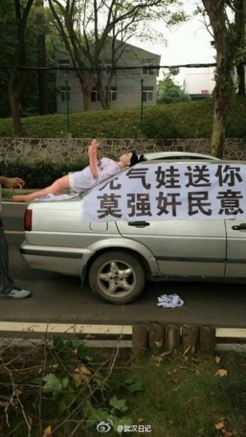 武汉游行 武汉百余车辆游街反变电站 车队惊现充气娃娃（组图）