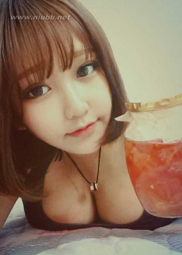 h奶 韩国18岁女生H奶发育过猛网络爆红，躺着居然...