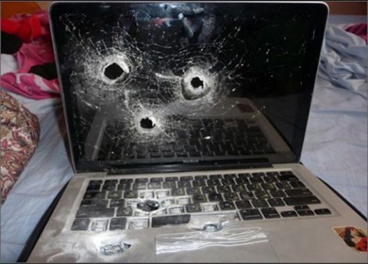 以色列安全官员枪击“可疑”MacBook