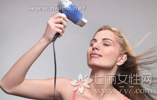 孕妇可以用吹风机吹头发吗 警惕吹风机对孕妇的3大影响_孕妇可以用电吹风吗