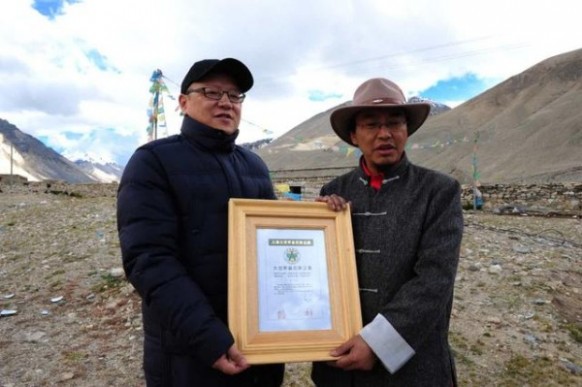 艺术家珠峰绘百米长卷颂西藏