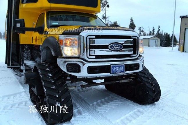 冬天美国黄石公园里的雪地摩托车(图)