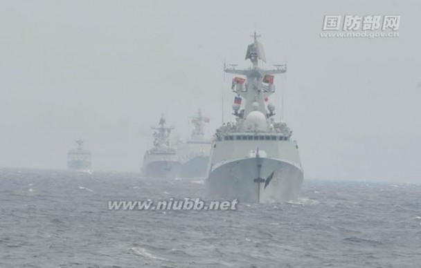 美国总统奥巴马在海岸边眼睁睁看中国海军进入白令海峡水域