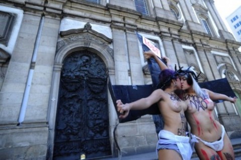 QQ空间日志：两女子教堂前裸体抗议