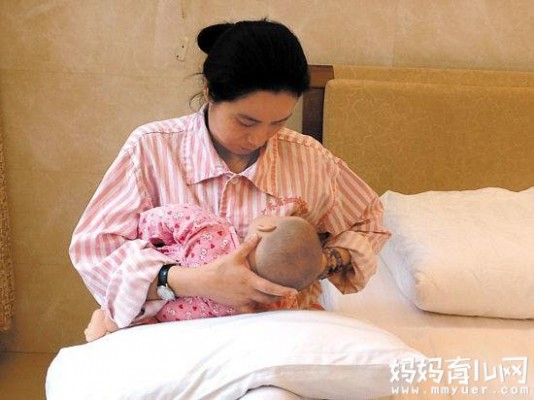 宝宝躺着吃奶好不好 婴儿躺着吃奶好吗 给宝宝喂奶的最佳姿势有哪些