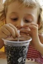 喝碳酸饮料的坏处 5岁孩子牙根断裂牙齿掉光 元凶竟是可乐!