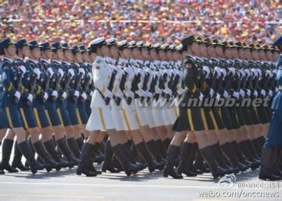 女仪仗队首次受阅 共51名平均年龄20岁_女仪仗队