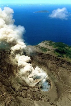 日本鹿儿岛火山喷发 喷出有色烟云千米高
