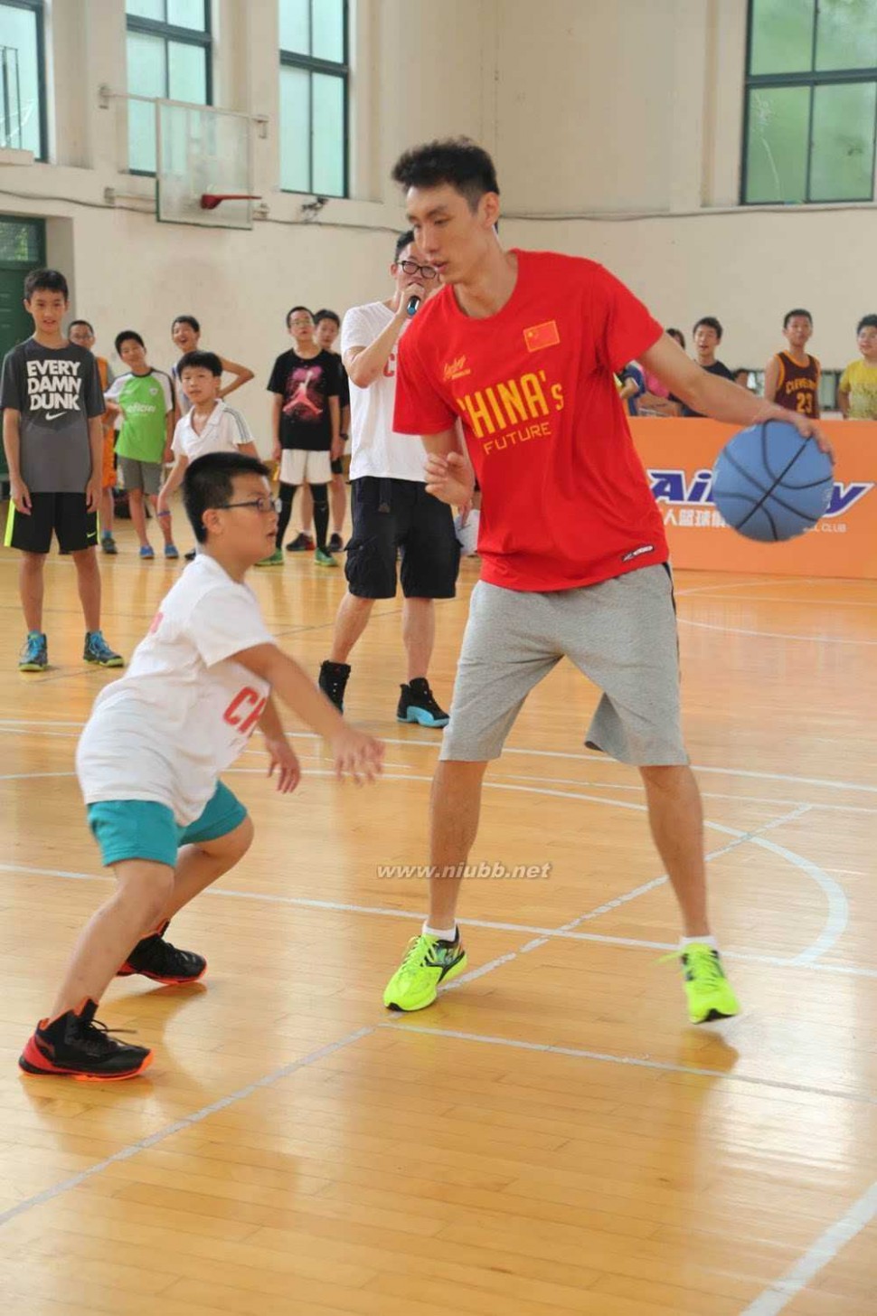 易立扣篮 易立空降上海，为小球员传授技艺
