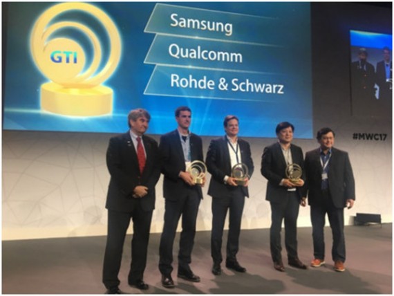 Qualcomm Technologies产品管理高级副总裁Serge Willenegger（左二）代表Qualcomm领奖
