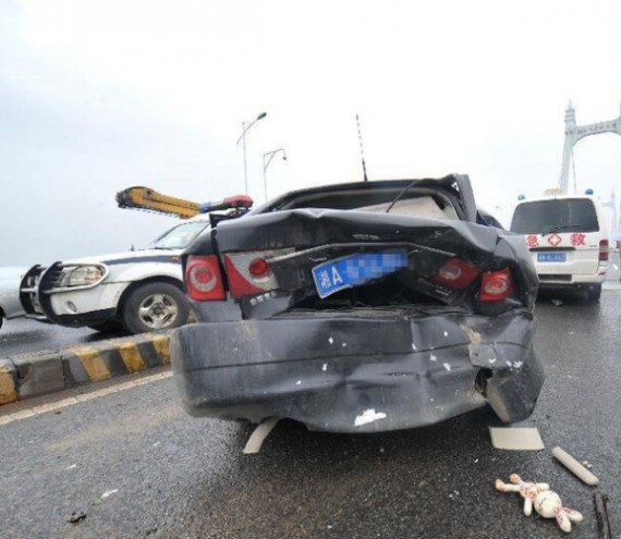 湖南长沙大桥发生两起事故 致五车追尾