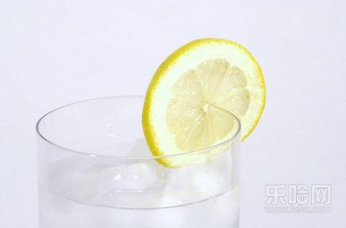 喝柠檬水的好处与坏处 柠檬水喝多了有什么坏处,柠檬水喝多了会怎么样,柠檬水喝多了会怎样