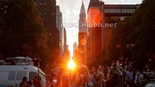 曼哈顿悬日 纽约出现曼哈顿悬日异景 长达15分钟市民停驻观赏