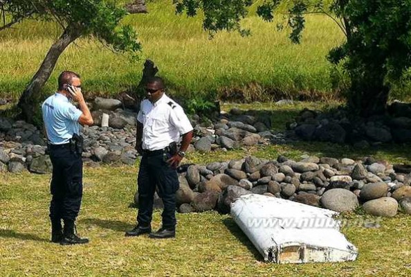 疑似mh370残骸 [国际] 法属留尼汪岛现疑似MH370残骸 (双语)