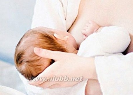母乳喂养的正确姿势 新手妈咪必看，怎样的喂奶姿势最舒服